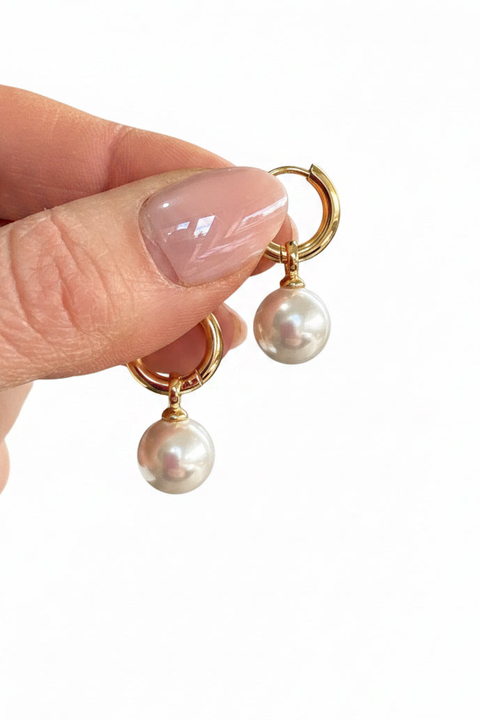 White Pearl Rounds on Huggies Gold