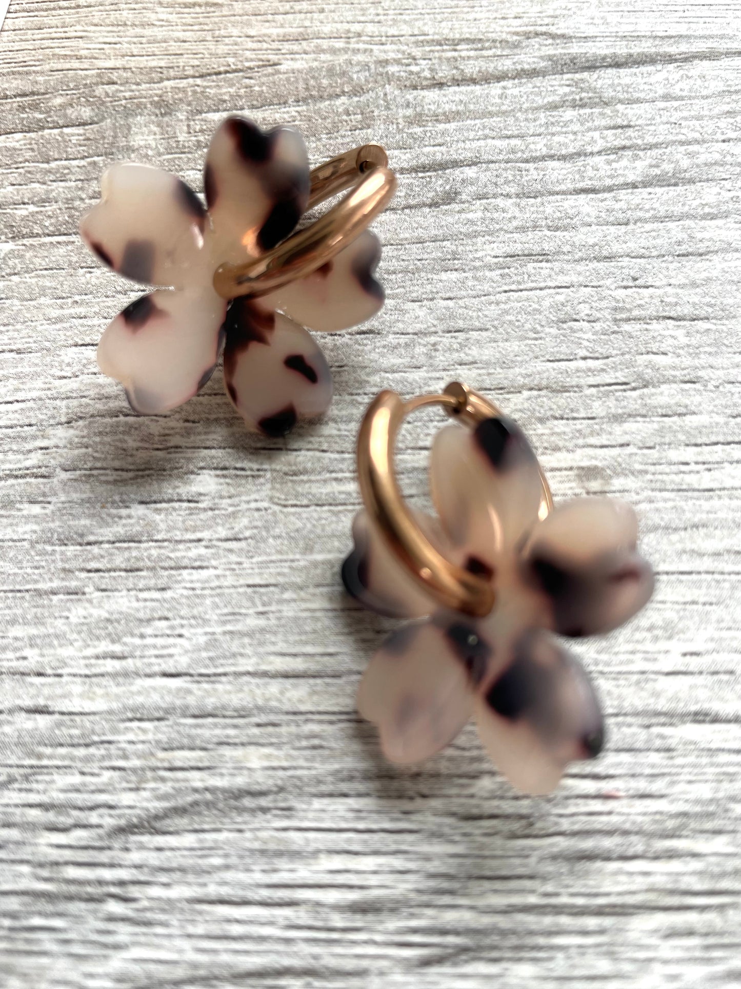 Blonde Tortoiseshell Blooms on Wide Rose-gold Hoops