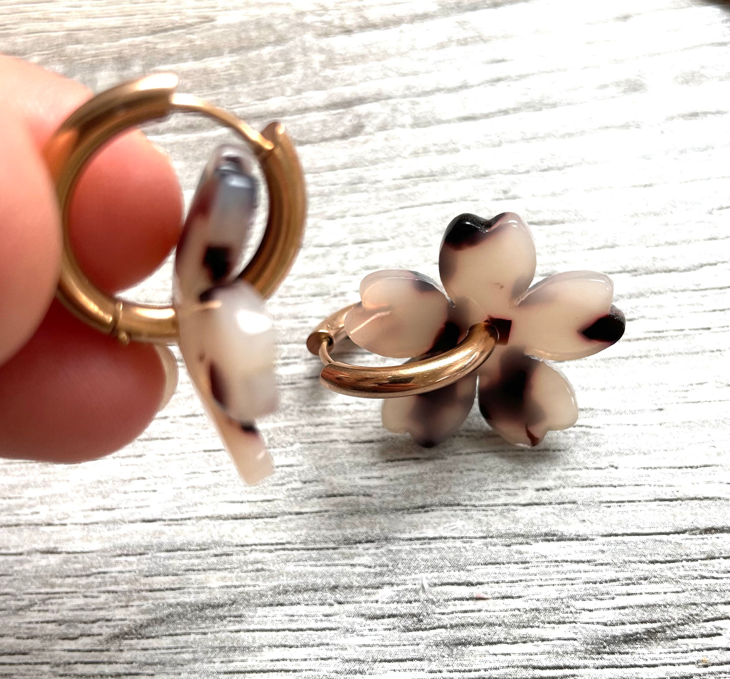 Blonde Tortoiseshell Blooms on Wide Rose-gold Hoops